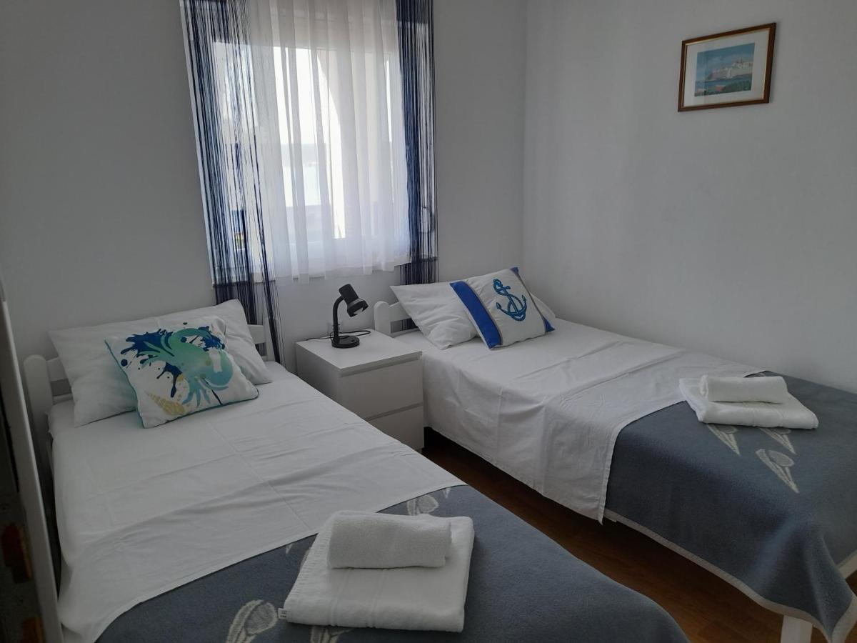 Apartman Prvi Red Do Mora Sveti Filip i Jakov Exterior photo