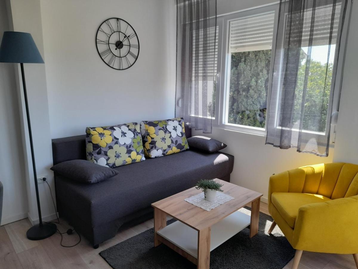 Apartman Prvi Red Do Mora Sveti Filip i Jakov Exterior photo