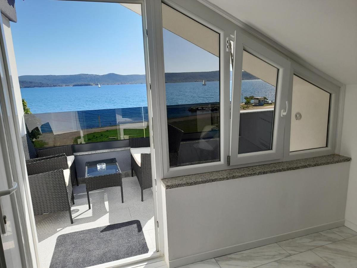 Apartman Prvi Red Do Mora Sveti Filip i Jakov Exterior photo